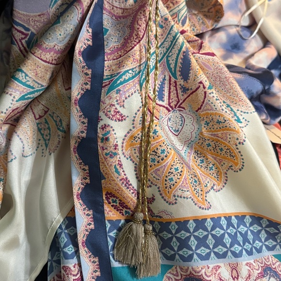 Chico's Medallion Print 100% Silk Ruana Wrap S/M - Picture 9 of 11